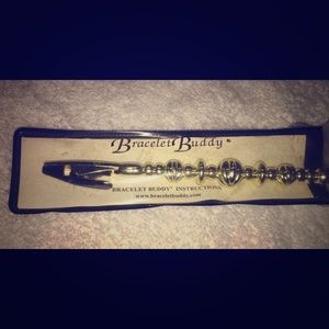 Bracelet Buddy tool for one handed bracelet close